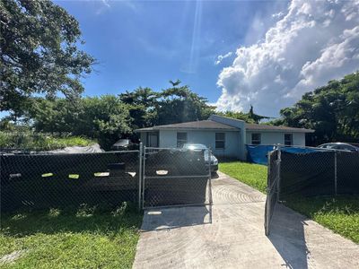 10030 E Hibiscus St, House other with 3 bedrooms, 2 bathrooms and null parking in Palmetto Bay FL | Image 3