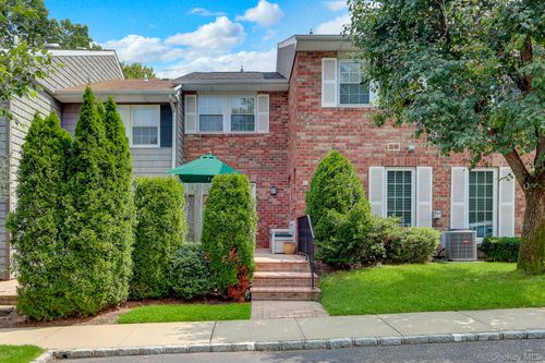 11 Club House Ct, Woodbury, NY, 11797-3028 | Card Image