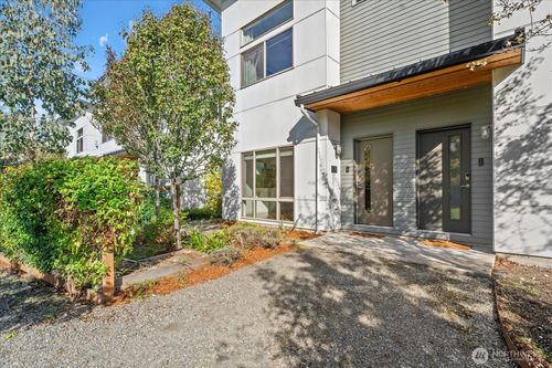 4270 S Greenbelt Station Dr, Seattle, WA, 98118-5132 | Card Image