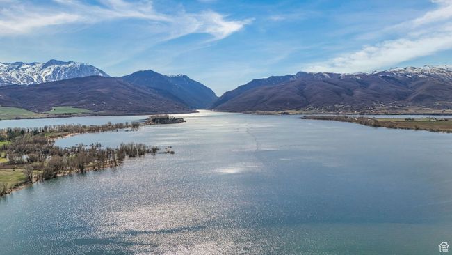 Within a 5-mile radius and just a short drive from your doorstep, Pineview Reservoir offers the perfect setting for boating, paddle-boarding, and lakeside relaxation. With designated dog-friendly areas, it’s a nearby retreat for outdoor adventure and pe | Image 50