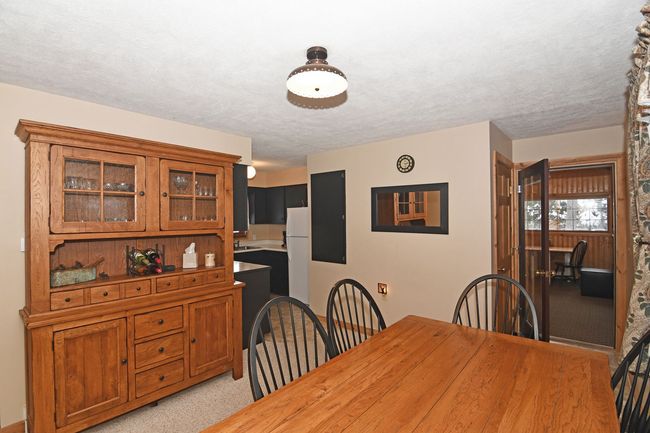 Broyhill Furnishings in Dining Area | Image 24