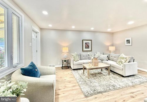 808 Hillcrest Dr, GLENOLDEN, PA, 19036-1610 | Card Image