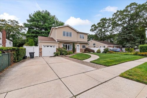 40 Woodland Ave, Farmingdale, NY, 11735-1640 | Card Image