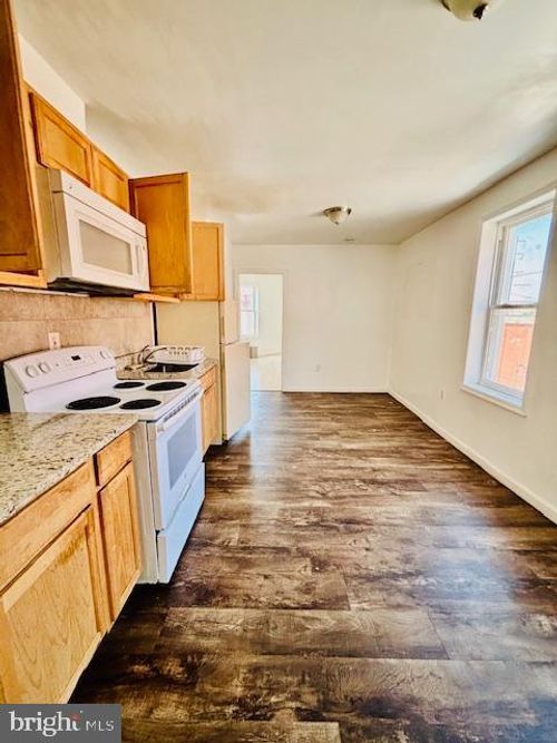 apt-3rd-240 W Glenwood Ave, Philadelphia, PA, 19140-5746 | Card Image