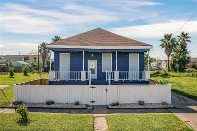 3913 Ball St, House other with 6 bedrooms, 4 bathrooms and null parking in Galveston TX | Image 1