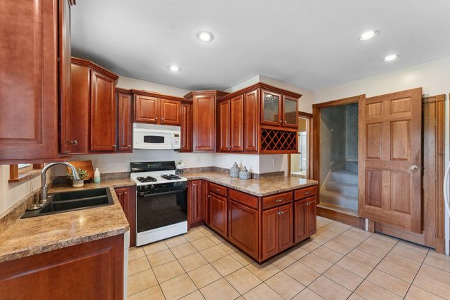 Main level Large kitchen | Image 9