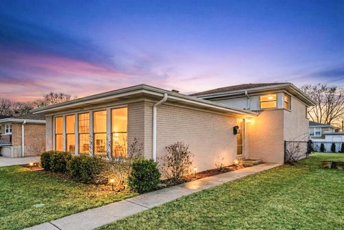 9314 Menard Ave, Morton Grove, IL, 60053-1564 | Card Image