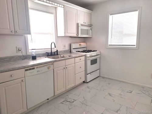 7972 Hipp St, Taylor, MI, 48180-2652 | Card Image