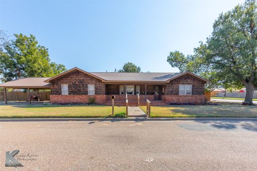 680 S 11th Ave, Munday, TX, 76371-2094 | Card Image