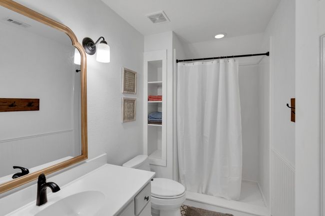 Upstairs bath | Image 19