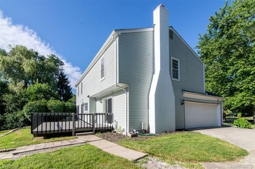 5587 Brompton Ct, West Bloomfield, MI, 48322-1469 | Card Image