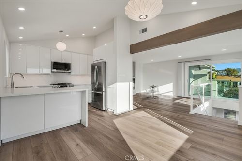 372 Locust St, Laguna Beach, CA, 92651-1604 | Card Image