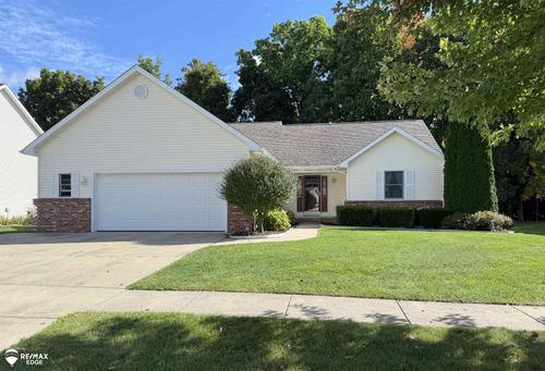 926 Village Dr, Davison, MI, 48423-1052 | Card Image