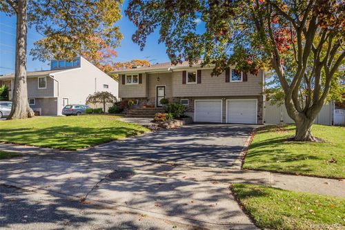 11 Mohegan Ln, Commack, NY, 11725-4214 | Card Image
