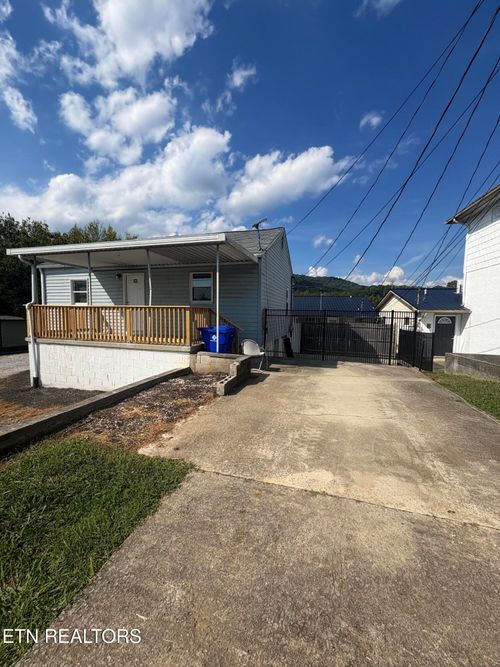 702 Carlock Ave, Harriman, TN, 37748-7130 | Card Image