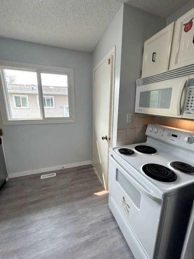 9506 76 Avenue, Home with 3 bedrooms, 1 bathrooms and 2 parking in Grande Prairie AB | Image 5