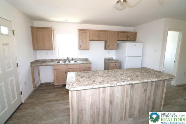 KITCHEN | Image 9