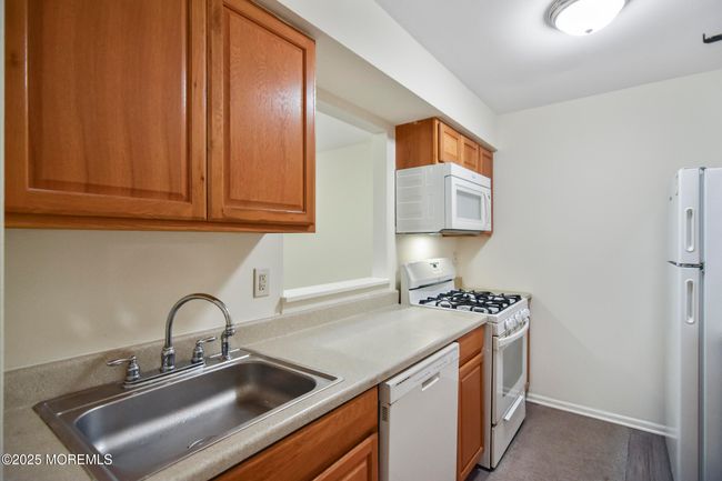 318 Crawford St, Condo with 2 bedrooms, 1 bathrooms and 27 parking in Eatontown NJ | Image 15