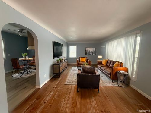 18785 Middlebelt Rd, Livonia, MI, 48152-3567 | Card Image