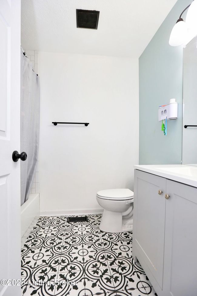 6904 Holly Lake Dr, Townhouse with 2 bedrooms, 1 bathrooms and null parking in Louisville KY | Image 12