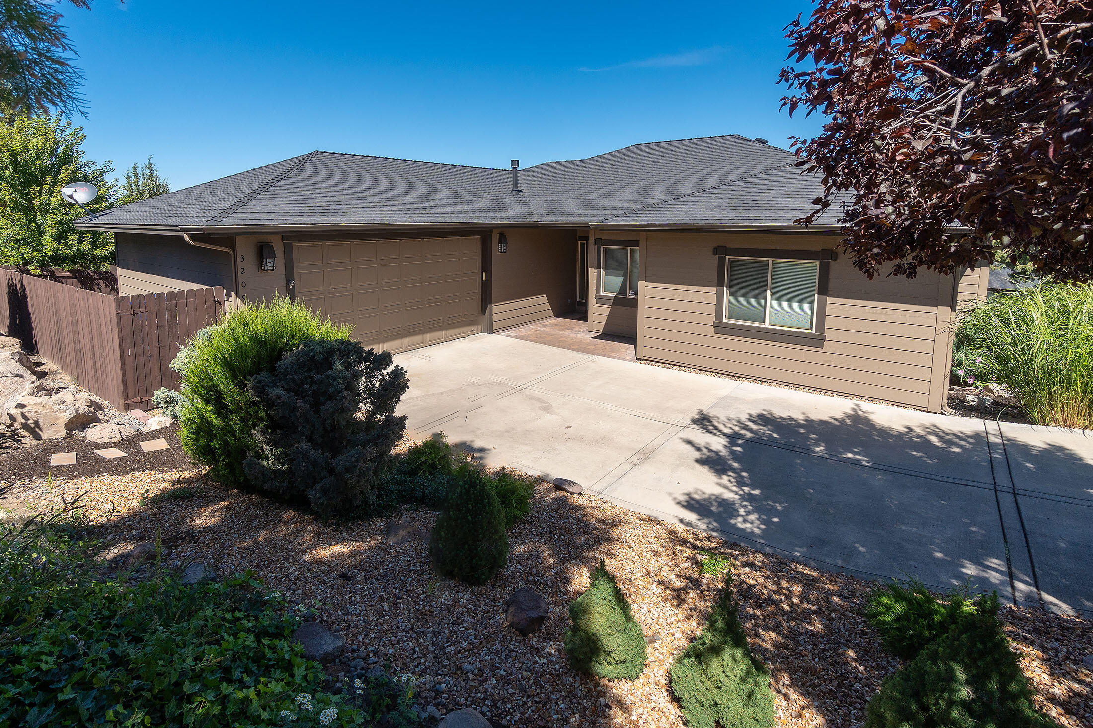 Hillcrest Dr, Redmond, OR 97756