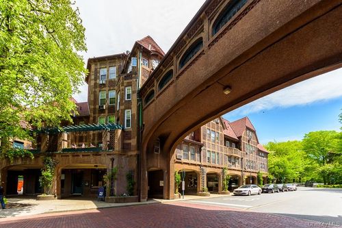 r42-10 Station Square, New York, NY, 11375 | Card Image