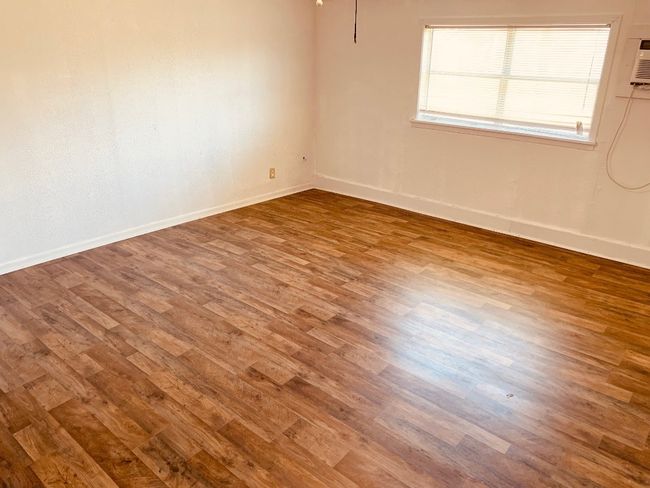 A - 106 N Oak Ave, House other with 3 bedrooms, 2 bathrooms and 2 parking in Luling TX | Image 9