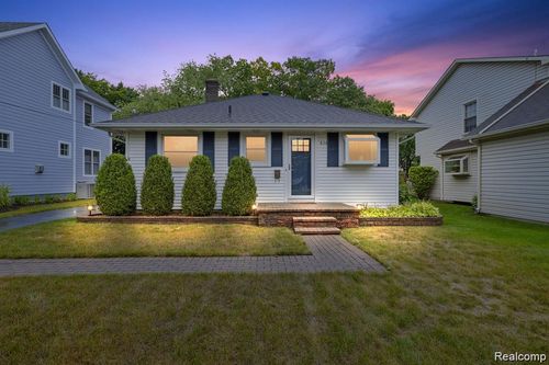 836 Miller Ave, Rochester, MI, 48307-1609 | Card Image