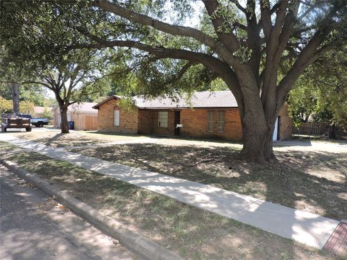 629 Nw Sandra Ln, Burleson, TX, 76028-3739 | Card Image