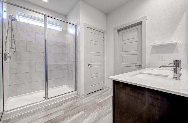 Walk-in Shower | Image 17