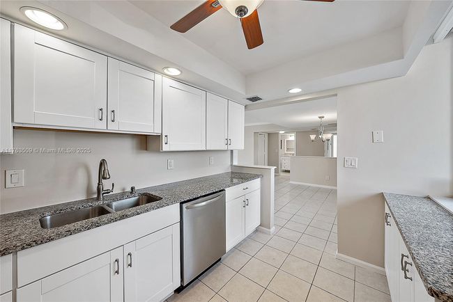 101M3 - 1605 S Us Highway 1, Condo with 3 bedrooms, 3 bathrooms and null parking in Jupiter FL | Image 7