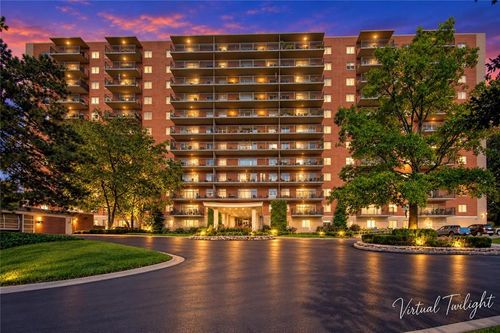 914-4550 Warwick Boulevard, Kansas City, MO, 64111 | Card Image