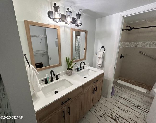 213-1909 S Atlantic bathroom and shower | Image 21