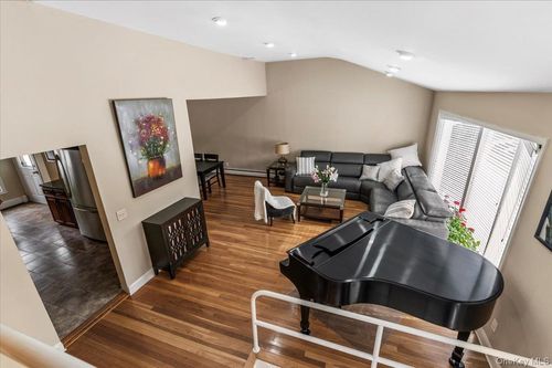 32 Middle Ln, Jericho, NY, 11753-2236 | Card Image