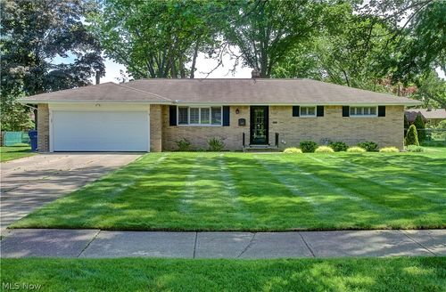 5265 Evergreen Dr, North Olmsted, OH, 44070-3077 | Card Image