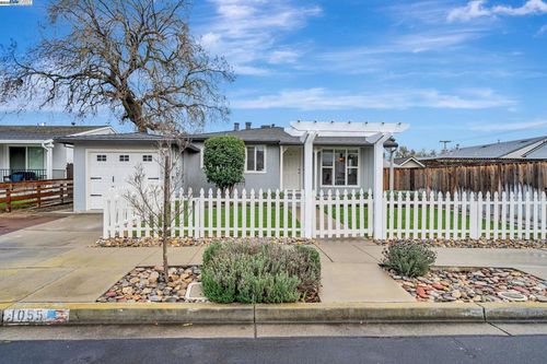 1055 Locust St, Livermore, CA, 94551-4634 | Card Image