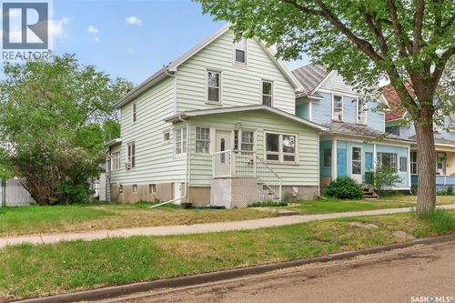 1142 2nd Ave Ne, Moose Jaw, SK, S6H1C6 | Card Image