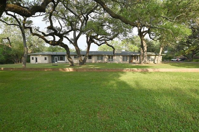 1013 Quail Ln, House other with 3 bedrooms, 2 bathrooms and 3 parking in Eagle Lake TX | Image 7