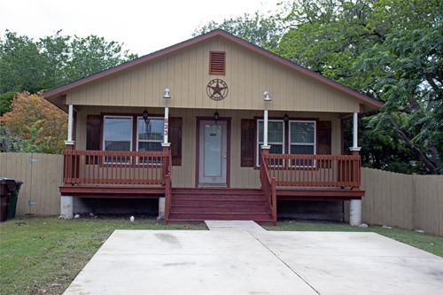 633 S Commerce St, Lockhart, TX, 78644-3105 | Card Image