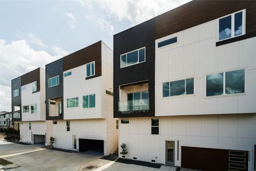 1053 W 15th 1/2 St, Houston, TX, 77008-3415 | Card Image