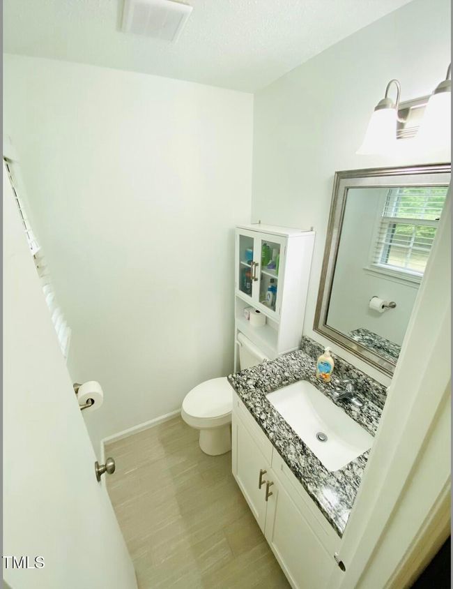 Restroom in the Master | Image 17