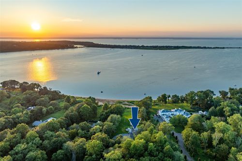 527 Centre Island Rd, Oyster Bay, NY, 11771-5015 | Card Image