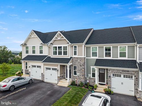 240 Chase Dr, DOWNINGTOWN, PA, 19335-4032 | Card Image