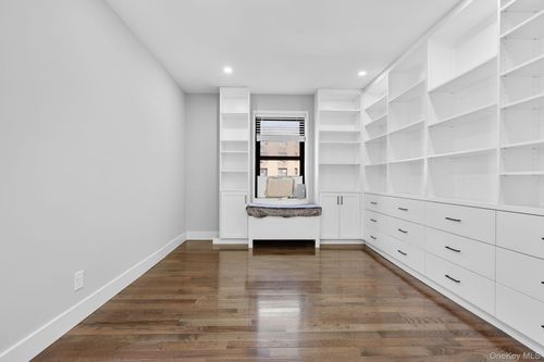 4d-325 Main Street, White Plains, NY, 10601 | Card Image