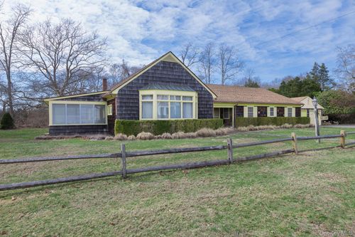43 Halsey Rd, Riverhead, NY, 11901-5403 | Card Image