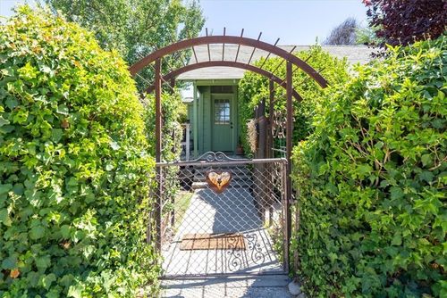 647 Vine St, Paso Robles, CA, 93446-2844 | Card Image