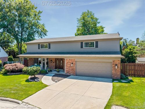 753 Perrien Pl, Grosse Pointe Woods, MI, 48236-1134 | Card Image