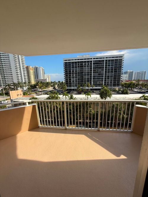 3l-1985 S Ocean Dr, Hallandale Beach, FL, 33009-5926 | Card Image