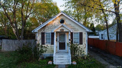 198 Woodlawn Avenue, Smithtown, NY, 11780 | Card Image