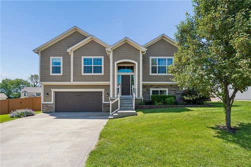 927 Nw Long Dr, Grain Valley, MO, 64029-7331 | Card Image